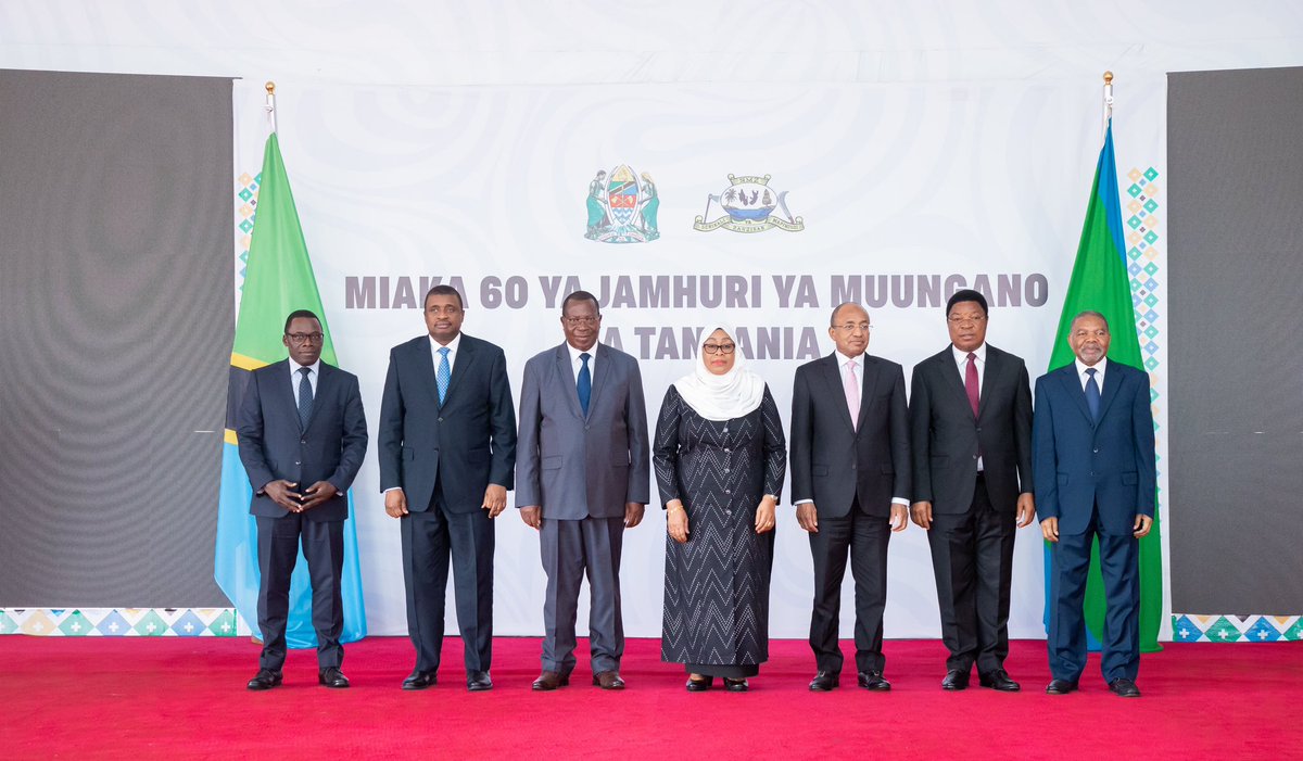 Rais wa Jamhuri ya Muungano wa Tanzania Mhe. Dkt. Samia Suluhu Hassan akiwa katika Viwanja vya Ikulu Chamwino Mkoani Dodoma kwa ajili ya Kuwatunuku Nishani Viongozi mbalimbali wakati wa shamrashamra za miaka 60 ya Jamhuri ya Muungano wa Tanzania.

#DiraYaSamia