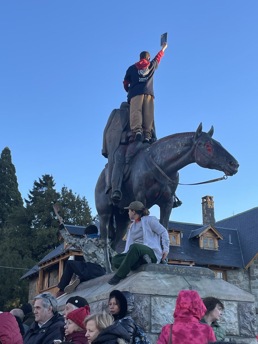 TheaPitman's tweet photo. Hugely impressive march in defense of public education here in Bariloche yesterday. https://t.co/atxWtgcKpN