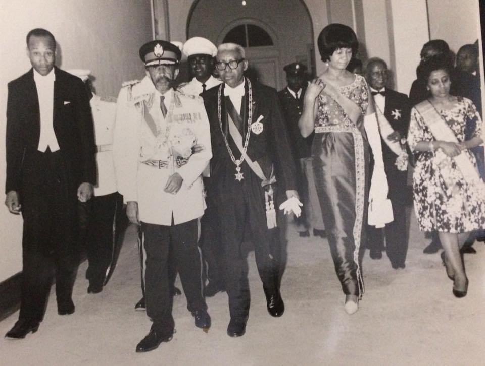 agrikol255's tweet photo. Ti moso Listwa 

24 avril 1966, anperè peyi Éthiopie a, Hailé Selassié 1er, desandan wa Salomon ak rèn Saba, vizite Ayiti. Se te yon gwo evenman. Nan okazyon sa a te genyen anpil pase men ki te fèt nan kapital la pou akeyi otorite a. 

Anpil moun ki jodi a fè « dread » nan tèt yo pa konnen si ke se tras mesye sa a ke yo swiv, li menm ki te chwazi pratike, an pati, sa ki ekri nan bib la, nombres 6. Pa koupe cheve a se yon pati nan yon pratik ki gen pou wè ak « naziréat ». La a ankò, w ap jwen anpil moun ki ap frekante legliz pwotestan ki di w yo se « nazaréen », ki panse ke se yon mo ki derive de Nazareth men ki genyen yon lòt siyifikasyon. 

Se yon moun ki chwazi, pandan yon tan, konsakre lavi l a la priyè. Nan peryod sila a li pap koupe ni bab ni cheve l, li pap manje vyann, ni li pap antre nan relasyon fanm ak gason. Lè tan li te deside pase nan « voeux » sa a fini, li pwal nan tanp la kote pè a va òganize yon seremoni avèk ofrann zanimo, ki va libere l. 

Yon bann ak yon pakèt konpatriyòt toujou ap repete ke yo se rastaman men yo pa konnen ke ekspresyon sa a sòti nan non Haile Selassie. 

Anvan li te vini anperè, li te yon prens. E anvan li te pote tit anperè a, se non paran li te ba li ke yo te konn itilize. « Ras » siyifi prens nan lang etyopyen (amharique) yo pale e bon non li se Tafari Makonnen. Donk lè Bob Marley di Ras Tafari se non anperè a li site. Anpil nan bèl pawòl ke nou konn tande nan mizik Bon Marley yo se diskou ke Haile Selassie te ekri. 

« La petite histoire » rakonte ke vizit anperè a an Ayiti pat yon vizit konsa konsa. Sa rantre nan kad blag, lodyans, men li toujou enteresan pou n tande sa moun ki te viv anavan nou rapòte, menm si ni nou, ni yo pa ka pwouve yo. 

Li pa yon sekrè pou pèsonn ke anperè a pa manje vyann. Men and women bon mistik li kontakte papa doc pou li anonse ke lè l rive an Ayiti, l ap manje vyann. A kondisyon fòk vyann bèt y ap ba li manje a pa ni mal ni femèl.

Papa doc, ki li menm tou te granmoun nan tout kò li, reponn konsa : mwen pare pou m sèvi w sa w mande a. A kondisyon lè w ap vini an li la sipoze ni lajounen ni lanwit. 

Toujou sou menm ribrik lejann sa yo, yo di ke Haile Selassie te vini Ayiti avèk lide pou li ale nan Grande-anse, kote ke yo sispèk ke « l’arche de la connaissance » (Pierre philosophale) ta twouve l. Moun ki ta jwen sa a t ap genyen yon konesans epi yon pouvwa ki pa gen fwontyè. 

Jou pou anperè a ta ale a, li gen yon ti chen ki toujou nan men li, ti chen an pèdi nan palè nasyonal. Sa te pwan anpil tan pou jwen li, jiskaske pwojè ale nan Grande-anse la kraze. 

(Sa a se pa yon levanjil. Se jis istwa ke granmoun rakonte.)