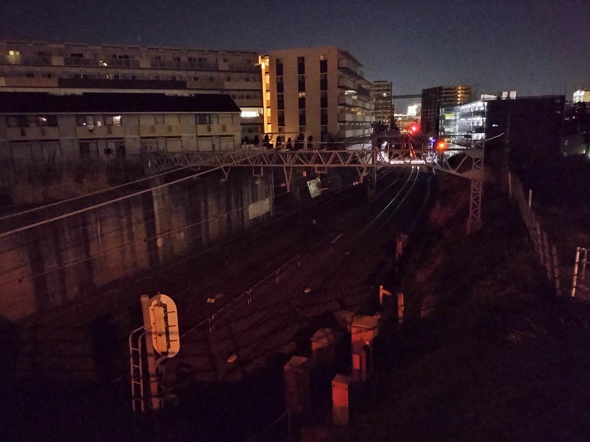 tsukubane198's tweet photo. 早朝ウオーキングで、神奈川県道51号（行幸通り）の陸橋から、小田急線町田方面を撮影しました。
まだ、始発前です。
行幸通りは、JR町田駅から米軍座間キャンプまでを行く道を言います。
また、行幸通りは昭和天皇が陸軍士官学校の卒業式に行幸する為の��として作られた為、この名で親しまれてます。 https://t.co/uRHj1fXz3x