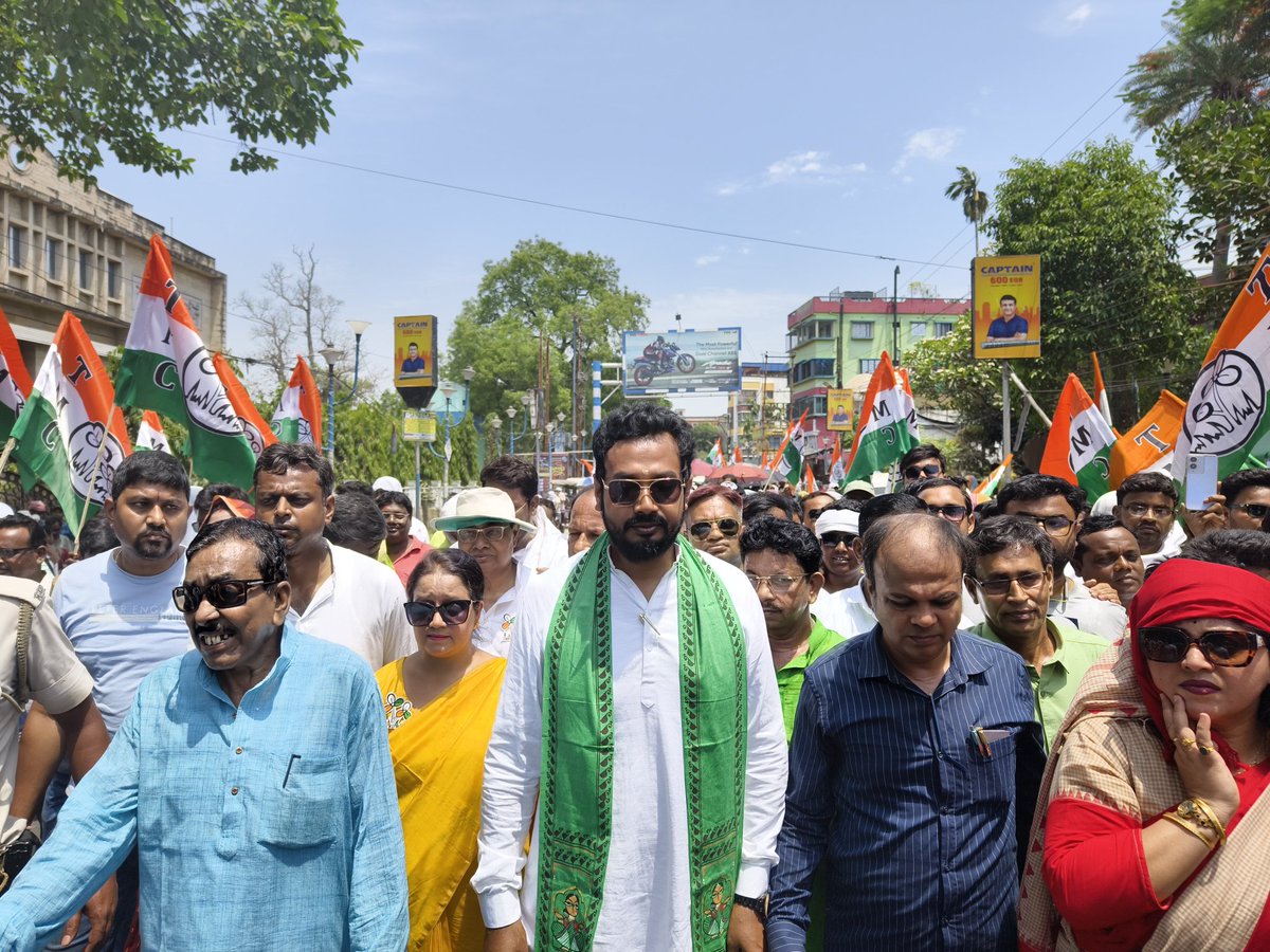 mukut_adhikari's tweet photo. কৃষ্ণনগর  গভমেন্ট কলেজ ময়দান থেকে বর্ণাঢ্য শোভাযাত্রার মাধ্যমে মনোনয়নপত্র দাখিল।
#voteformukutmani 
#VoteForTMC https://t.co/WIBzdj37kS