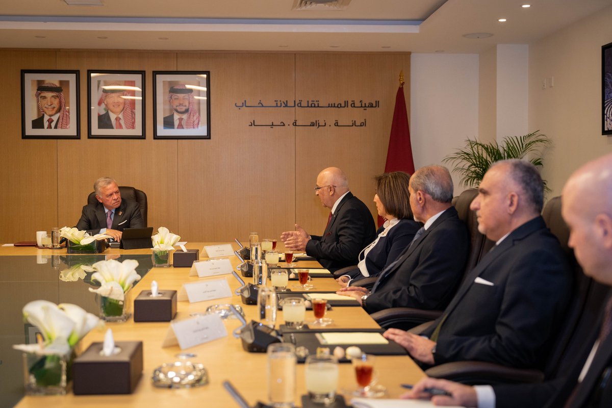 RHCJO's tweet photo. جلالة الملك عبدالله الثاني يزور الهيئة المستقلة للانتخاب، ويلتقي رئيس وأعضاء مجلس مفوضيها للاطلاع على استعداداتها وتحضيراتها لإدارة العملية الانتخابية والإشراف عليها
#الأردن https://t.co/VxdBpqh9wa