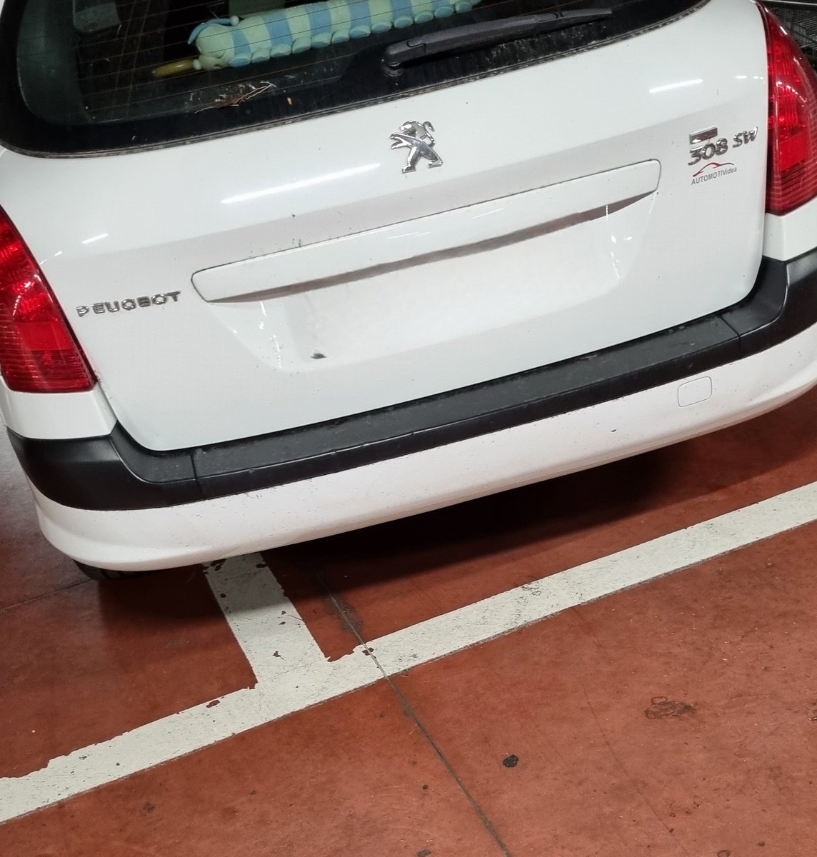_Barbara_04's tweet photo. Ragazzi scusate eh, è ovvio che la macchina fosse targata. Ma non potevo certo pubblicarla.
L'inciviltà sta nel parcheggio.
Cosa sprechiamo tempo - e vernice - a fare le strisce?
#PerChiarire https://t.co/2blT9qCcyD