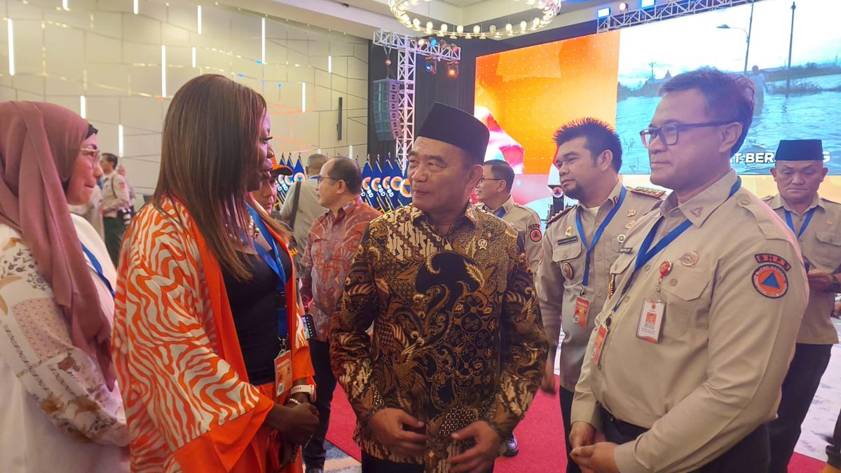 With Govt of Indonesia’s Minister of Human Dev & Cultural Affairs H.E Effendy at annual meeting on #disastermanagement where Vice President Amin outlined the vision on #DRM

 @OCHAIndonesia aligns w priorities on strengthing #risk management with data, risk mapping, collaborasi+