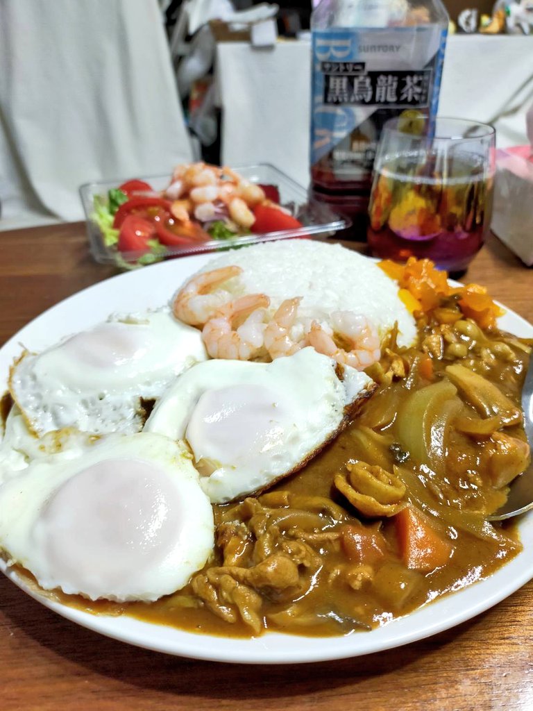 大量豚肉人参玉ねぎ目玉焼きのせカレーと海老トマトサラダ🍛🥗 そして黒烏龍茶！