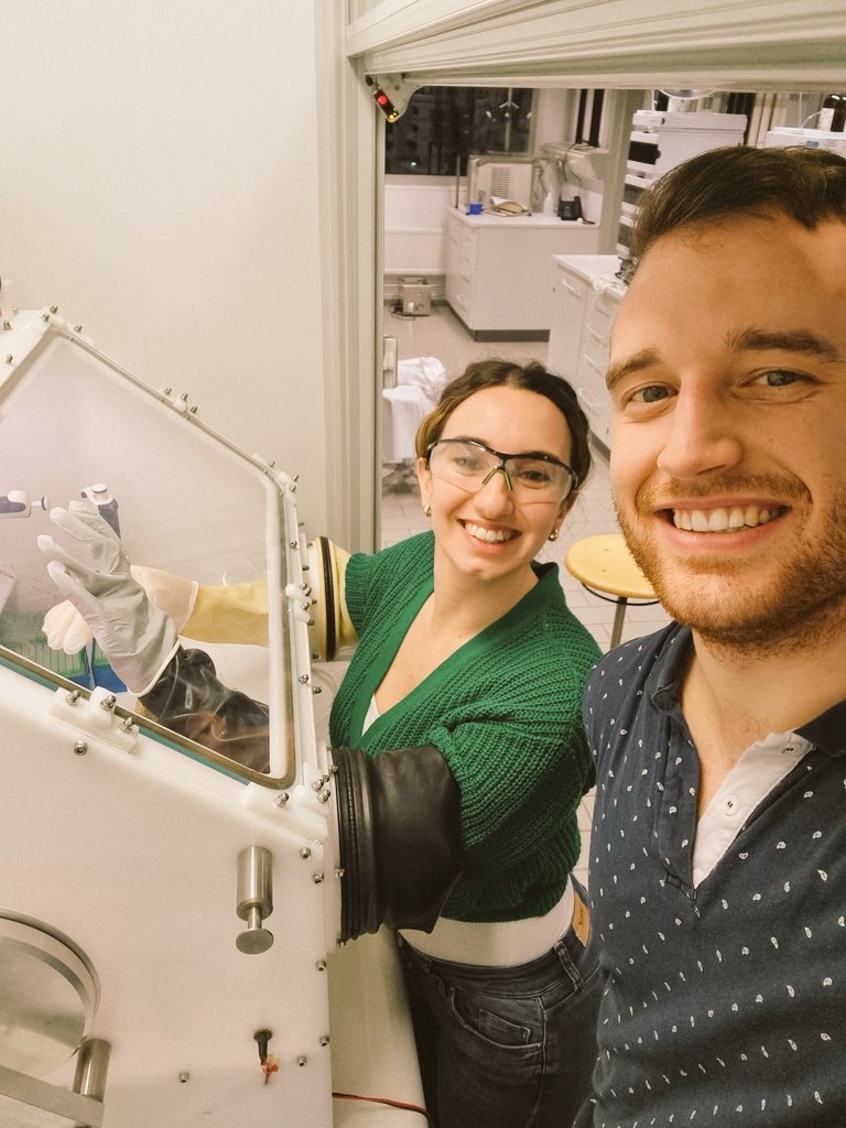 AlessiaEchem's tweet photo. #AboutLastNight : mission "setting up 96 reactions all at once" accomplished ✅️ Portrait of two tired but happy scientists #HTE #OrgChem https://t.co/I80TBlim2b