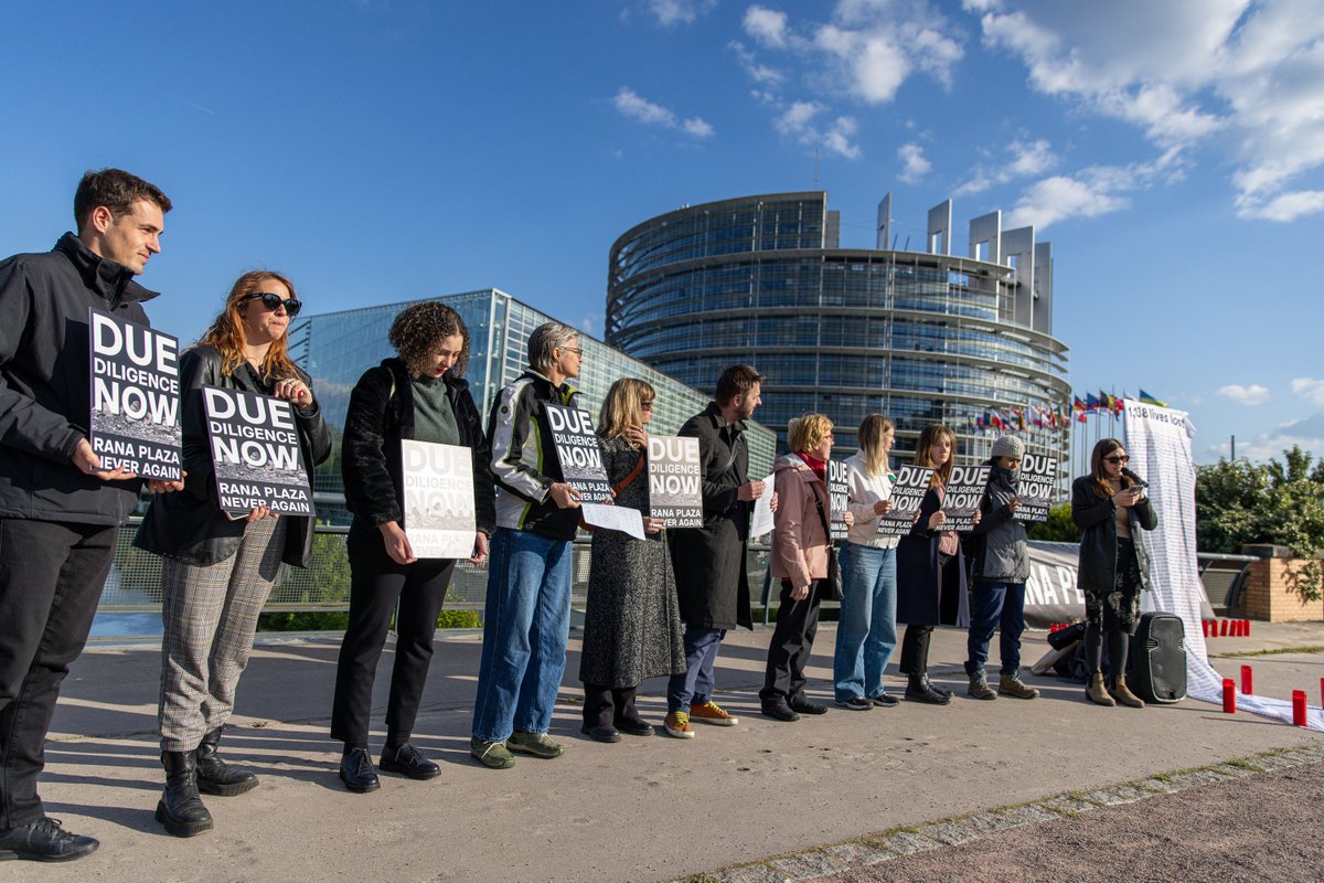 Left_EU's tweet image. 11 years ago, 1,138 textile workers died in in the collapse of the Rana Plaza factory in Bangladesh.

Today we commemorate their deaths, and all the victims of multinationals&apos; crimes, by finally adopting a law against corporate impunity.

#CSDD

More 👉🏽left.eu/landmark-victo…