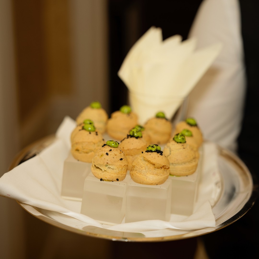 A delicious start to your dining experience with us, our menu always begins with a few surprise canapés.

🍴hambletonhall.com/book-a-table

#finedining #gourmetexperience #michelinstar #hambletonhall #relaischateaux #pobhotelsuk