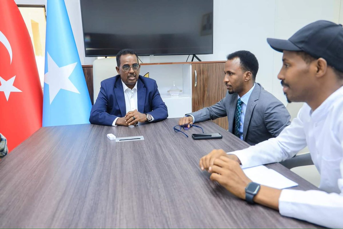 The Minister of Interior, Federal Affairs and Reconciliation H.E Ali Yusuf Ali Hosh visited Digfeer Hospital where patients who got injured in the recent disputes in Garowe, Puntland, are being treated.