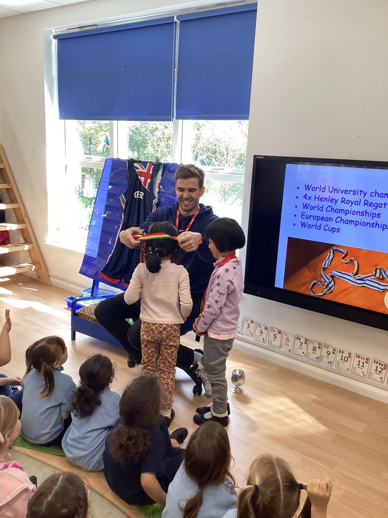 Even our youngest pupils had a taste of rowing when Harry Glenister recently came to talk to them about being a GB rower and showed them his medals - they are now super excited about learning to row when they are older @HSOBC_Rowing 

#HeadingtonCurious #HeadingtonCollaborative