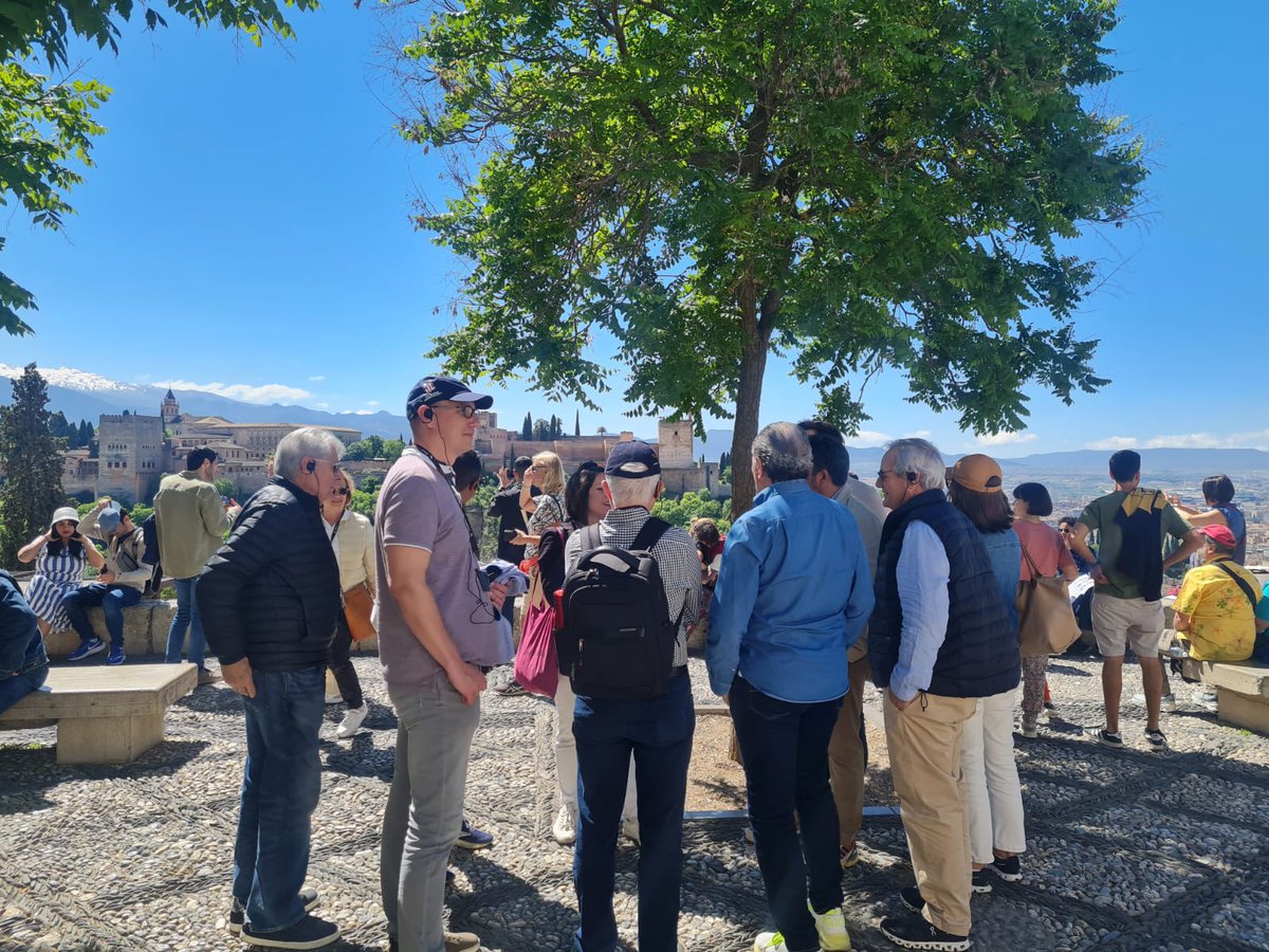 ¡Congresistas de #XXIICILA y acompañantes disfrutan de la magia de Granada con la actividad guiada por el Albaicín a cargo de @pateandogranada!🏰✨

Disfrutan de impresionantes vistas a la Alhambra mientras se sumergen en la historia y el encanto de este emblemático barrio 📖🏙️