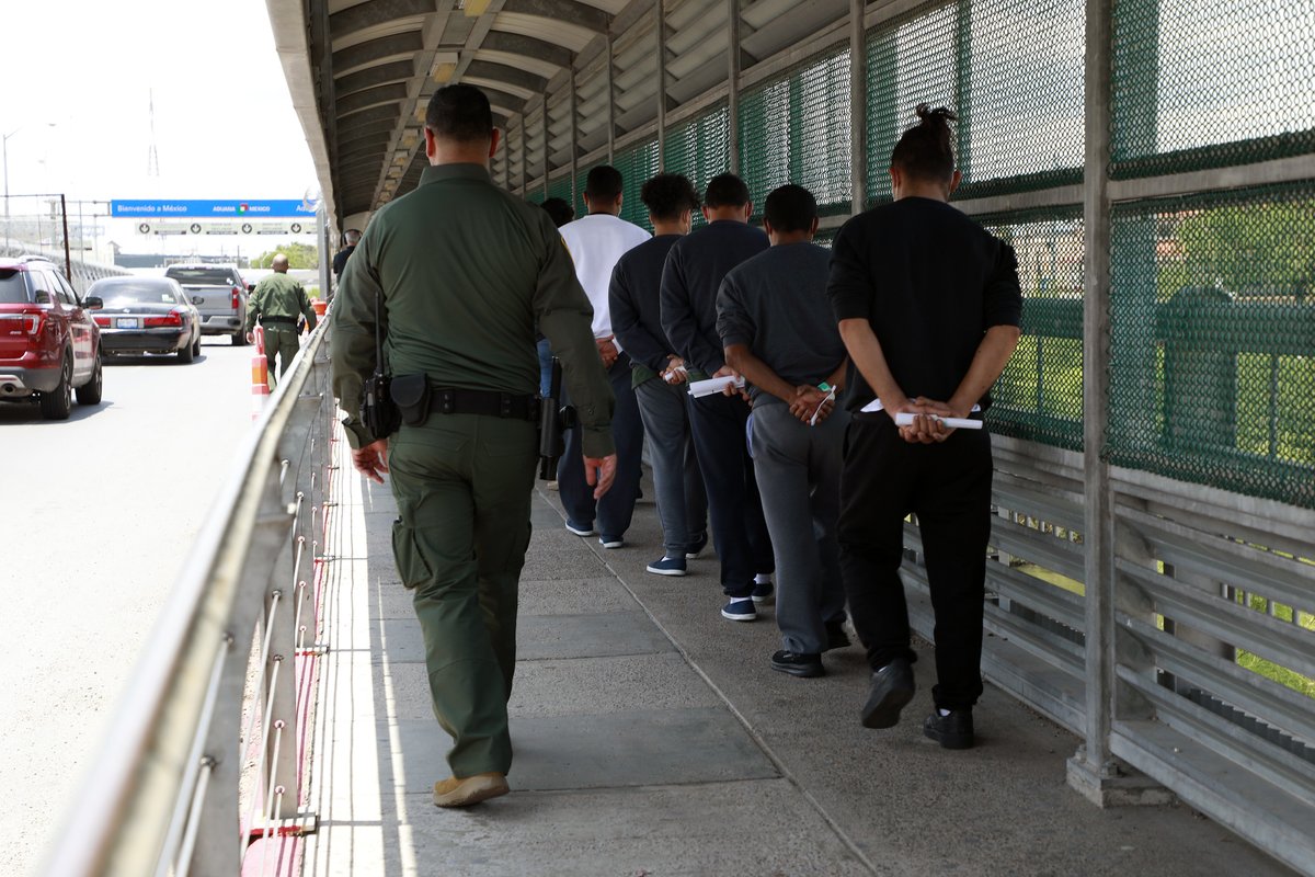 .@CBP: Las autoridades del Título 8 prevén consecuencias incluyendo una prohibición de reingreso de 5 cinco años a las personas que sean deportadas. Más información: go.dhs.gov/4Qw