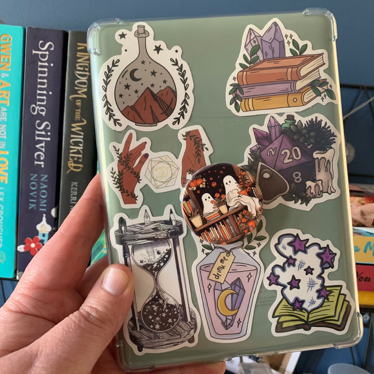 myendlessshelf's tweet photo. So happy to have finally joined the Kindle club 😍 

I'm reading sooo many more books now that I don't have to strain my eyes looking at my tiny phone screen!

Plus, I found the perfect witchy book sticker pack that even had a D20 sticker 📚

#KindleReader #NewKindle https://t.co/xjzjm654Cc