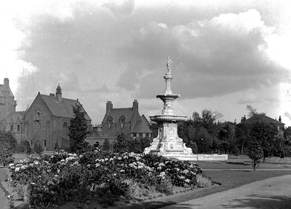 Maxwell Park, Pollokshields, showing Hamilton Fountain, c.1914 Archive Ref: P267