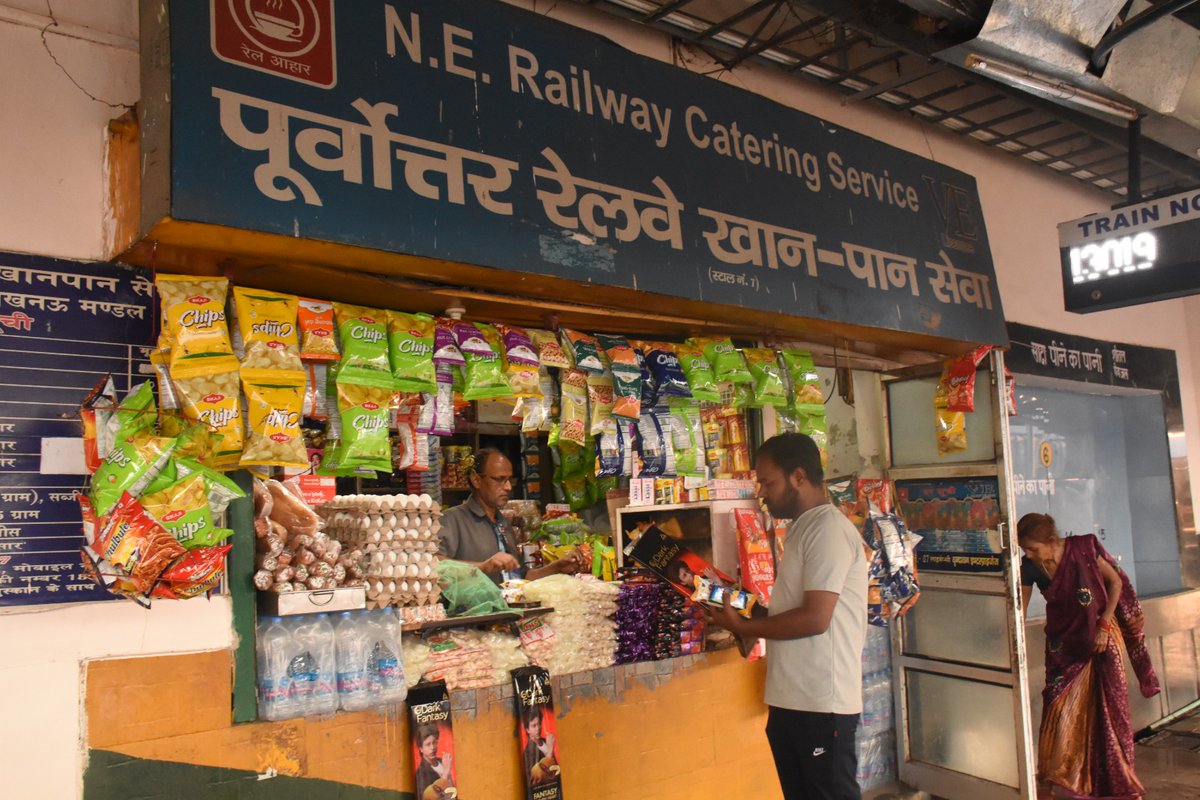 nerailwaygkp's tweet photo. यात्रा के दौरान प्लेटफॉर्म पर किफायती दर पर भोजन उपलब्ध कराने की पहल के तहत इकोनॉमी मील तथा स्नैक्स मील की सुविधा पूर्वोत्तर रेलवे के प्रमुख स्टेशनों पर उपलब्ध करायी गयी है।

आसान पहुंच सुनिश्चित करने के लिए यह सुविधा चयनित स्टेशनों पर सामान्य श्रेणी के कोचों के निकट उपलब्ध है। https://t.co/gNBTYVS4d1