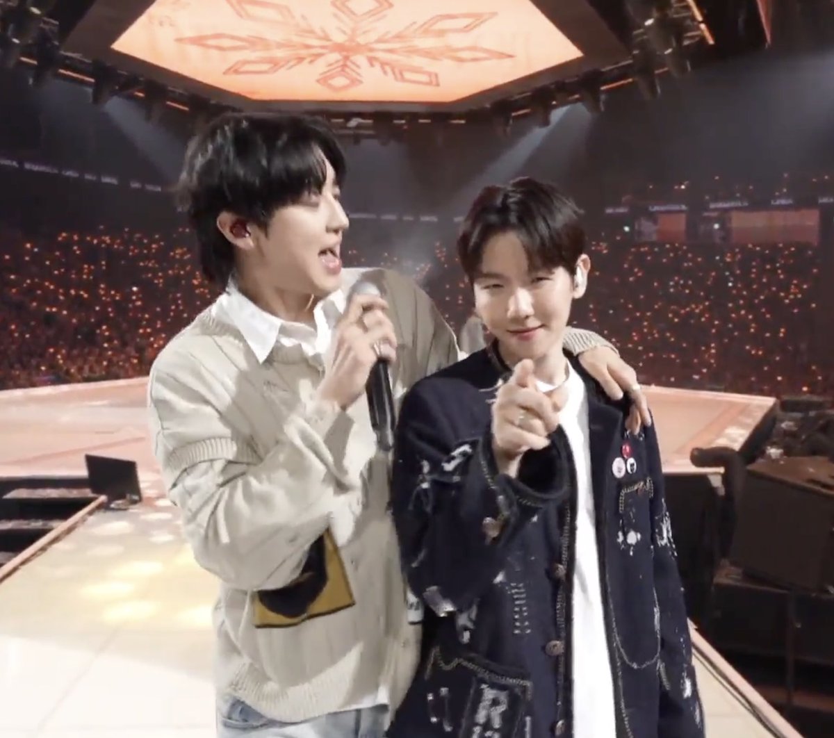chanbaek_knows's tweet photo. STILL SUPER STUCK HERE https://t.co/uadNOYi2tv