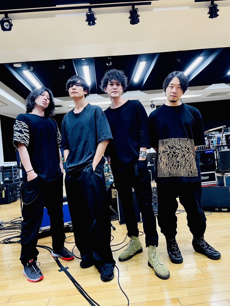 9mm_official's tweet photo. 【ARABAKI ROCK FEST.24】
9mm Parabellum Bullet-20th ANNIVERSARY CARNIVAL OF CHAOS in ARABAKI-
リハーサル1日目！

Guest出演してくれる、川上洋平さん（[Alexandros]）とセッションリハをおこないました。

4/27(土)19:15〜陸奥ステージの本番もお楽しみに！

@alexandroscrew https://t.co/bahZiLSEuG