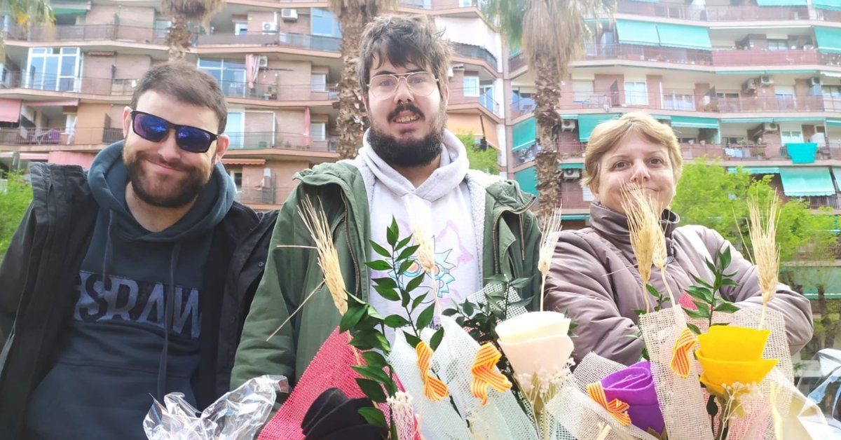 📖🌹Ahir vam celebrar la diada de Sant Jordi i els centres d'@asproseatgrup vam sortir al carrer a celebrar-ho i a vendre roses a les paradetes. Va ser un dia inoblidable! #santjordi23 #santjordi #AsproseatGrup #ServeisPersones #InclusióSociall #SantJordiInclusiu