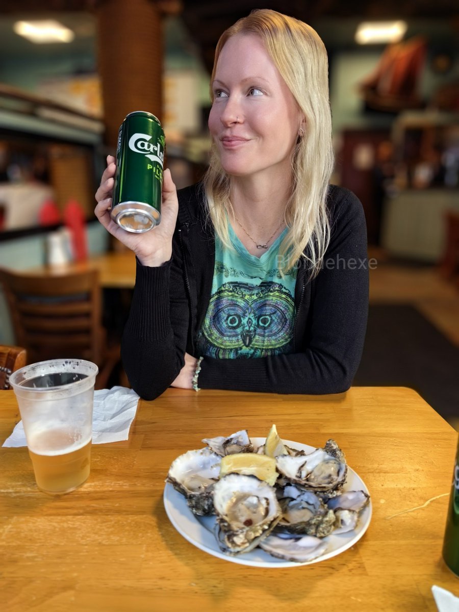 blondehexe90's tweet photo. Kleiner Snack für die Libido 😝 #Austern #carlsberg #galway https://t.co/0COwQtvM9o