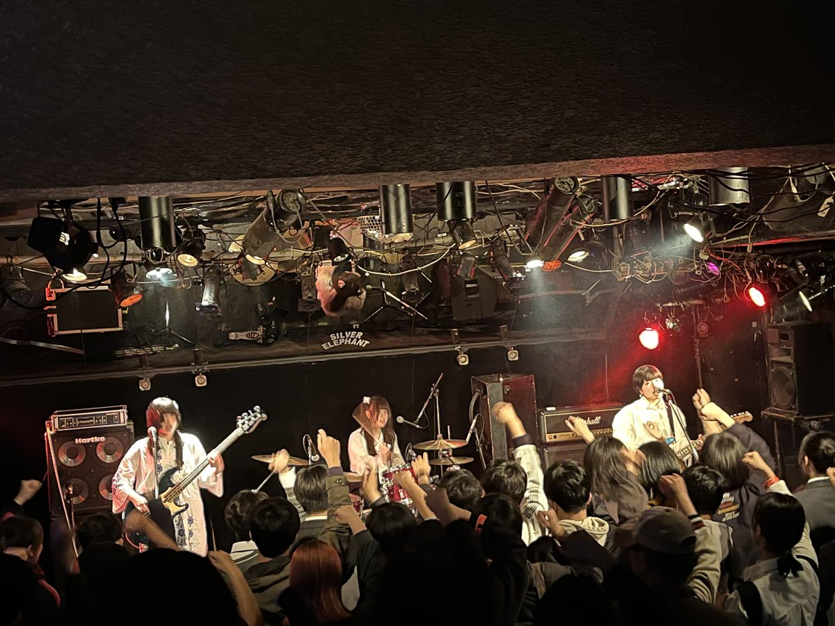 シルエレは余花🌸
エネルギッシュなスリーピース！
シルエレぶち上がってます❗️