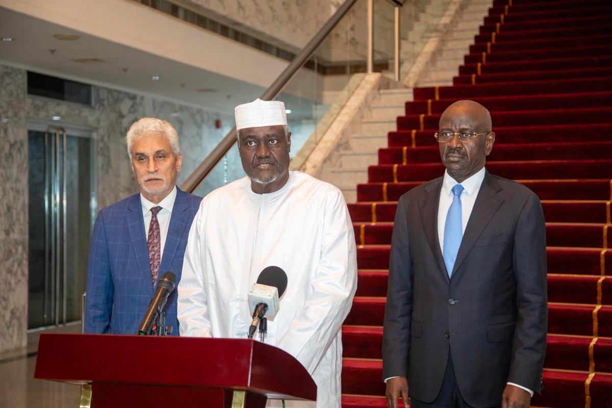 J’ai eu l’honneur d’être reçu par S.E President @CheikhGhazouani President en exercice de l’Union africaine à mon arrivée à #Nouakchott pour des consultations approfondies sur l’agenda continental, les questions de paix et de sécurité ainsi que celles du partenariat. #Mauritanie