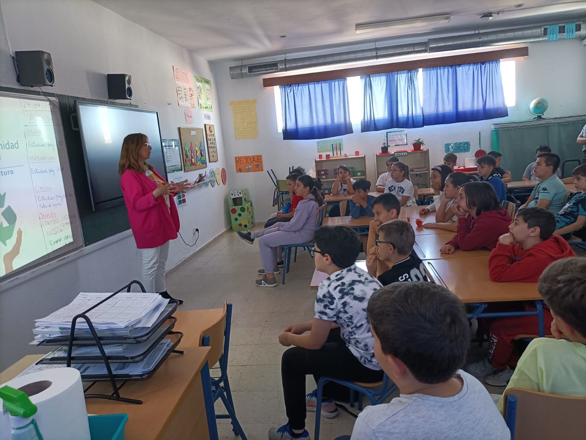 lavegamancomuni's tweet photo. Los alumnos de 4º, 5º y 6º del CEIP Vega del Guadalquivir de #Peñaflor han conocido un poco más sobre el ciclo de #reciclaje gracias a la campaña de educación ambiental que está llevando a cabo Mancomunidad en colaboración con el Ayuntamiento.
¡La cadena comienza en casa! https://t.co/TGrTMhWOHu