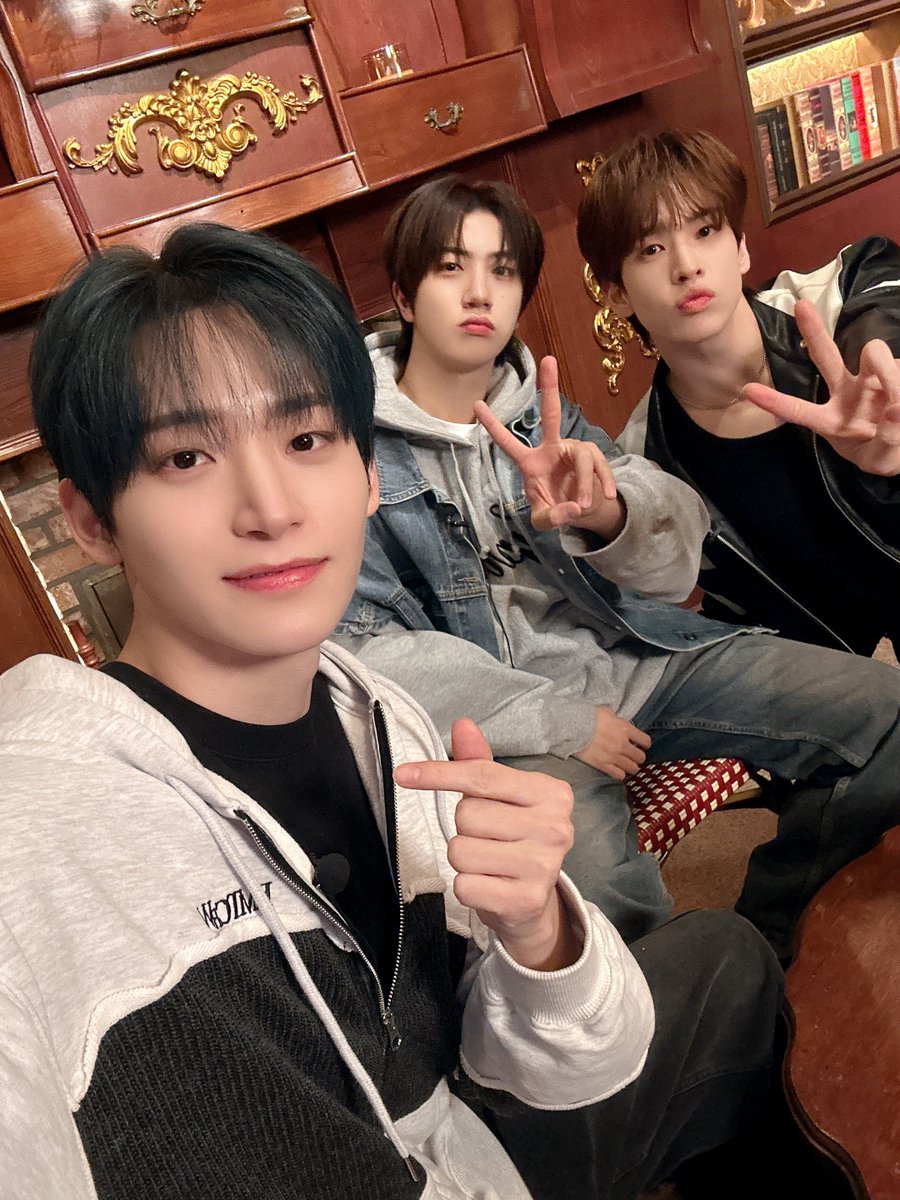 [📸] [for. LUVITY] 크터뷰 시즌2 #1 앨런&정모&원진 - 𝙎𝙀𝙇𝙁𝙄𝙀 𝙎𝙋𝙊𝙄𝙇𝙀𝙍🤳 ⠀ 잠시 후 9PM! 크래비티 공식 팬카페에서 함께하세요🌟 ⠀ #CRAVITY #크래비티 #앨런 #정모 #원진 #LUVITY #러비티 #CRAVITY_INTERVIEW #크터뷰