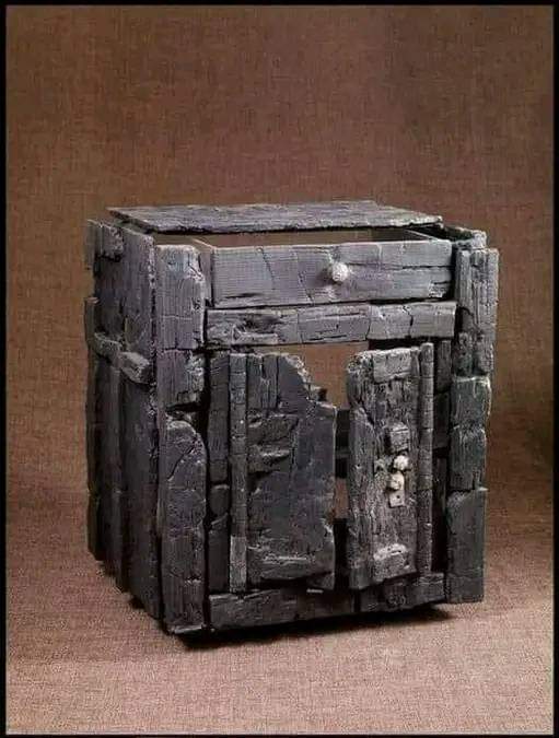 A wooden cupboard found from Herculaneum, carbonized by the eruption of Mt. Vesuvius in 79 AD.

📸 Archaeological Museum of Naples

#drthehistories