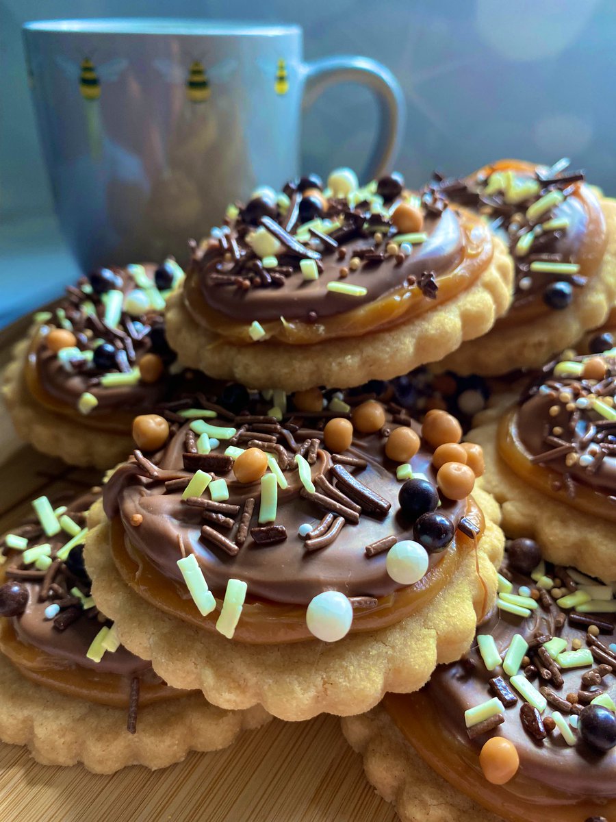 For my #twitterbakealong challenge I thought I would make Jo’s favorite millionaire shortbread into a #biscuit ❤️with a layer of shortbread topped with salted caramel and milk chocolate and a few sprinkles 😍