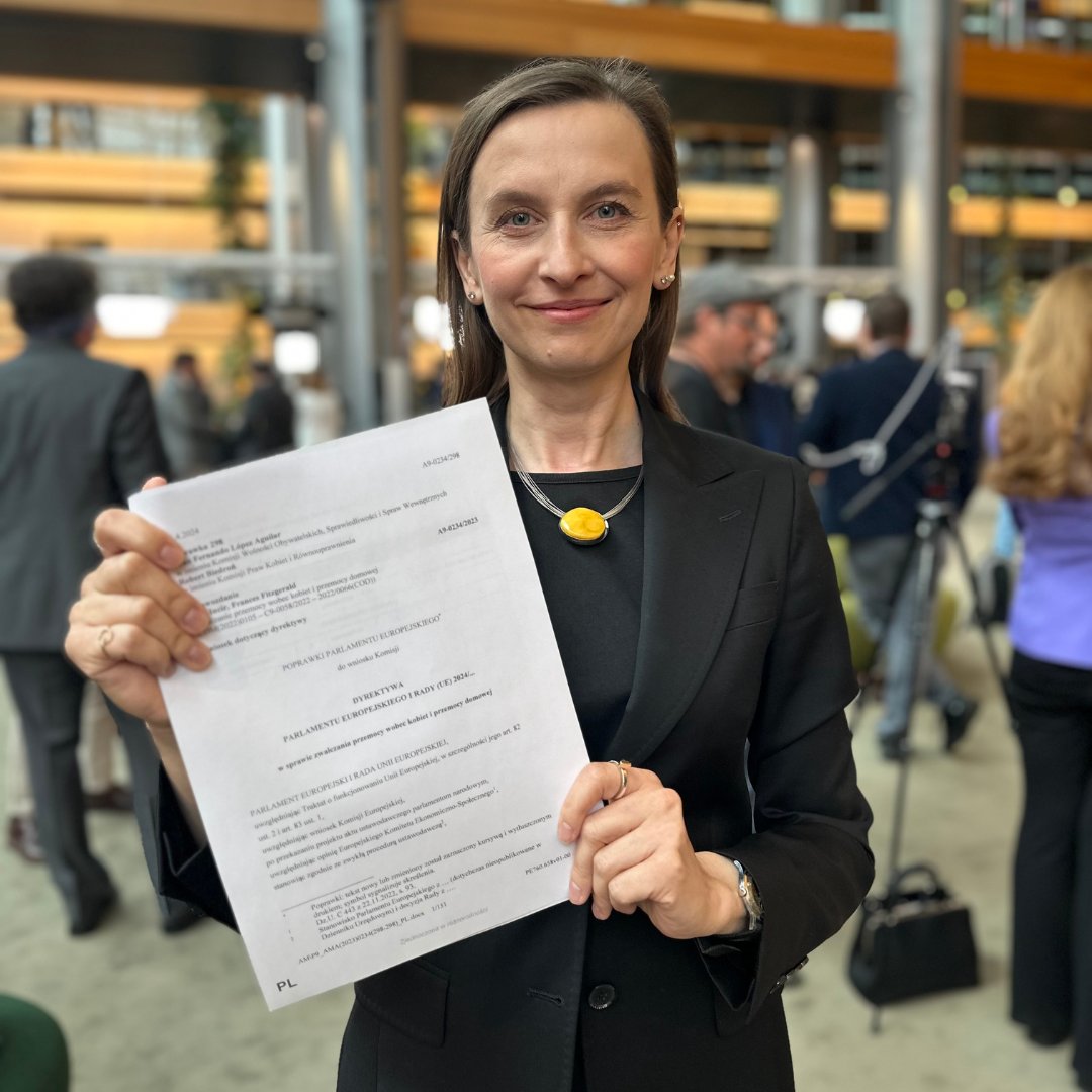 PE przegłosował właśnie Dyrektywę dotyczącą zwalczania przemocy wobec kobiet i przemocy domowej. Polska będzie musiała wprowadzić do kodeksu karnego przepisy dotyczące przeciwdziałania przemocy wobec kobiet w internecie. To pierwsze unijne prawo zwalczające GBV!