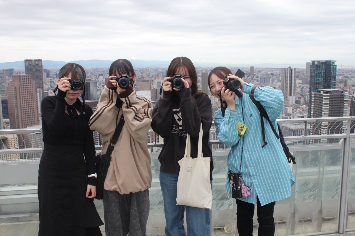 ODC_Graphic's tweet photo. 本日は1年生のカメラワークの授業風景について投稿。  今年も梅田スカイビルさんの空中庭園にてカメラの撮影を行いました！  

また、本校の2年生が春休み期間に制作した鯉のぼりも飾られておりましたので是非ともご覧くださいね！

 #大デ #大阪デザイナーアカデミー https://t.co/r1Wkm9KpBV
