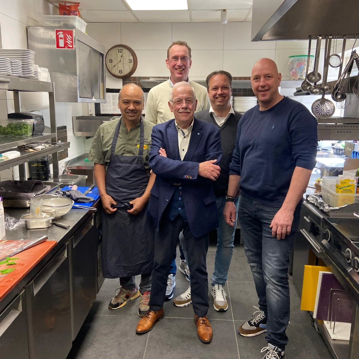mullerjoa's tweet photo. Oud leermeester voormalig 2 michelinsterren kok Emmanuel Mertens in het zonnetje gezet voor zijn 70ste verjaardag.
Gisterenmiddag een verrassings lunch georganiseerd met Robert Levels van Chateau neercanne en Geert Jan van La Fève chocolatier. Het was een geweldige middag! Trots https://t.co/DpoS87xdSr