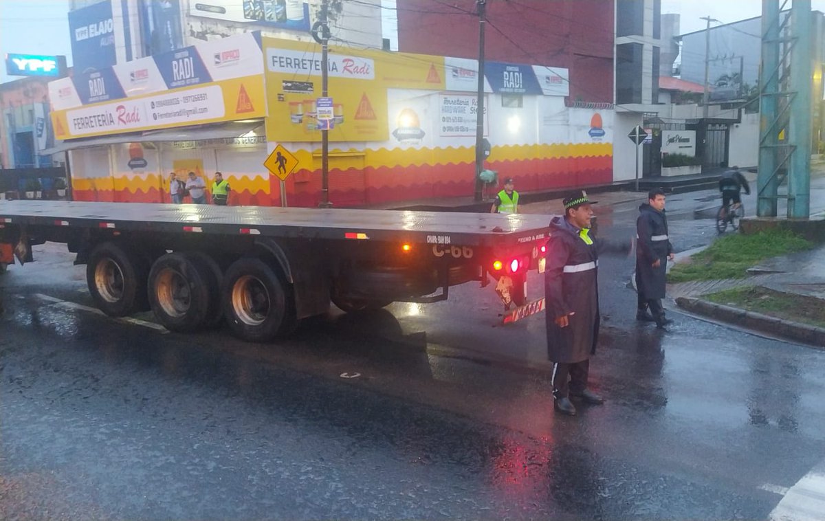 asu_transito's tweet photo. 🚨ATENCIÓN |
👮🏻‍♂️Agentes de la PMT reorienta el transito en la zona de la Avda. Madame Lynch y Sta. Margarita de Youville.
Tracto camion con desperfecto mecánico. #AsuTransito https://t.co/1ZYTsF7AGz