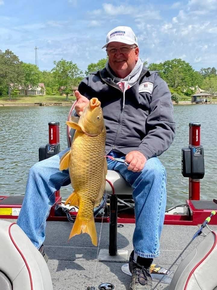 MikeBrasher8's tweet photo. Sometimes we catch a big one while shooting docks for crappie - My personal best on six pound line without a net !  #fishing #fishinglife #alabamafishing #LoganMartin #carpfishing https://t.co/xoHKdPXDOq