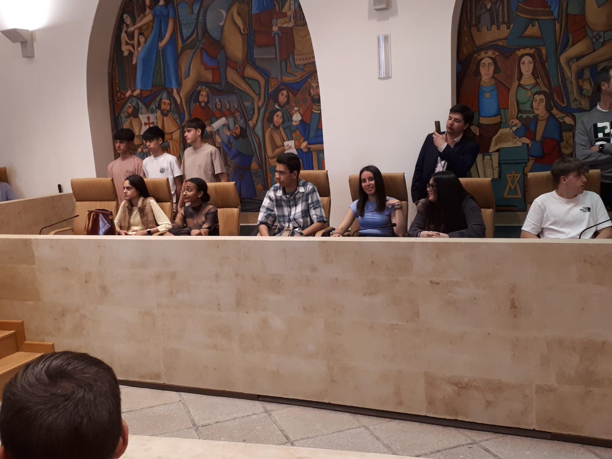 IES_El_Carmen's tweet photo. ¡Felicidades a los representantes del IES El Carmen por su participación en la fase nacional de la II Olimpiada sobre la Unión Europea en Salamanca! 🇪🇺🌟 #OlimpiadaUE #EPAS #EscuelasEuropeas https://t.co/jsJUCe83W2