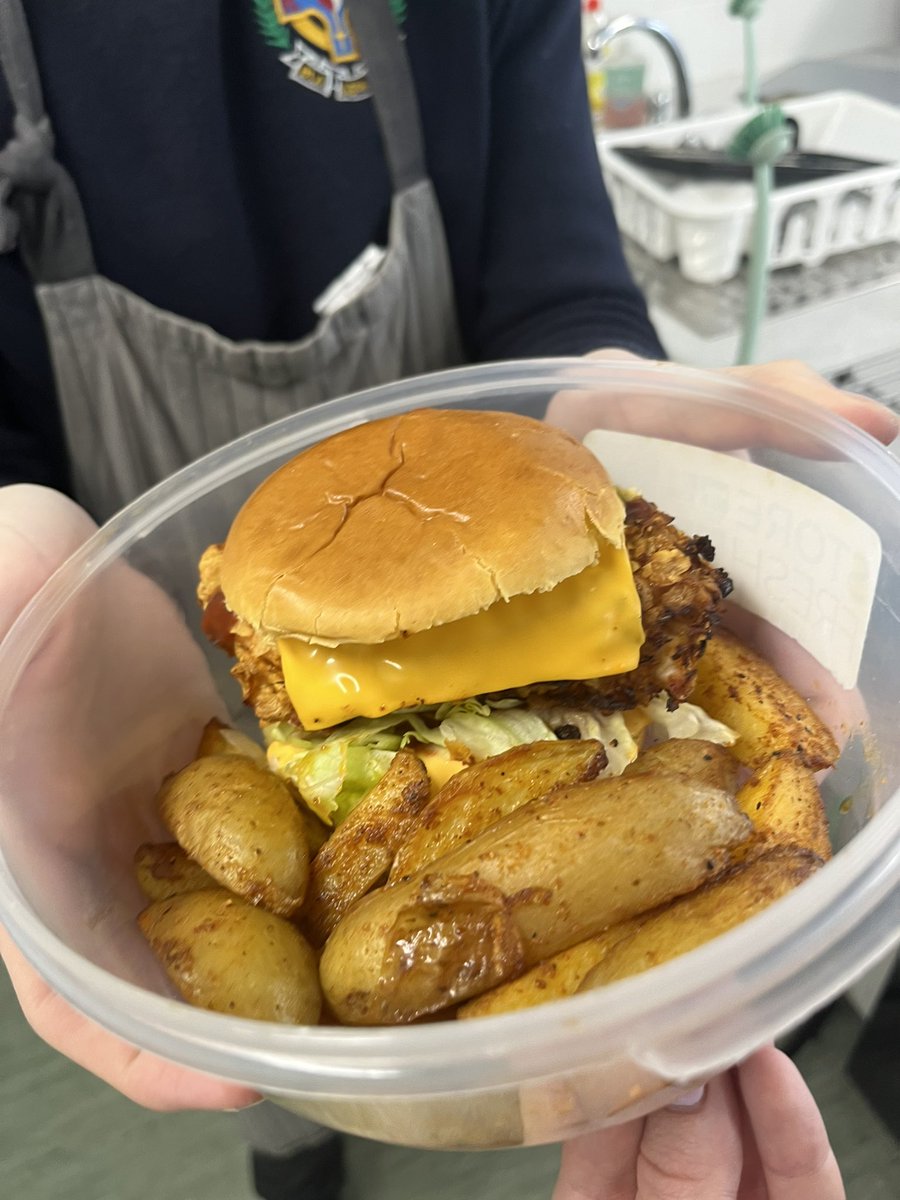 MsRossHomeEc's tweet photo. Congrats to our TY Chefs of the week 👨🏼‍🍳 Their crispy chicken burgers and wedges were packed full of flavour! Well done lads 👏🏼 @thebrunnerD7 https://t.co/OD0uXBjxq6