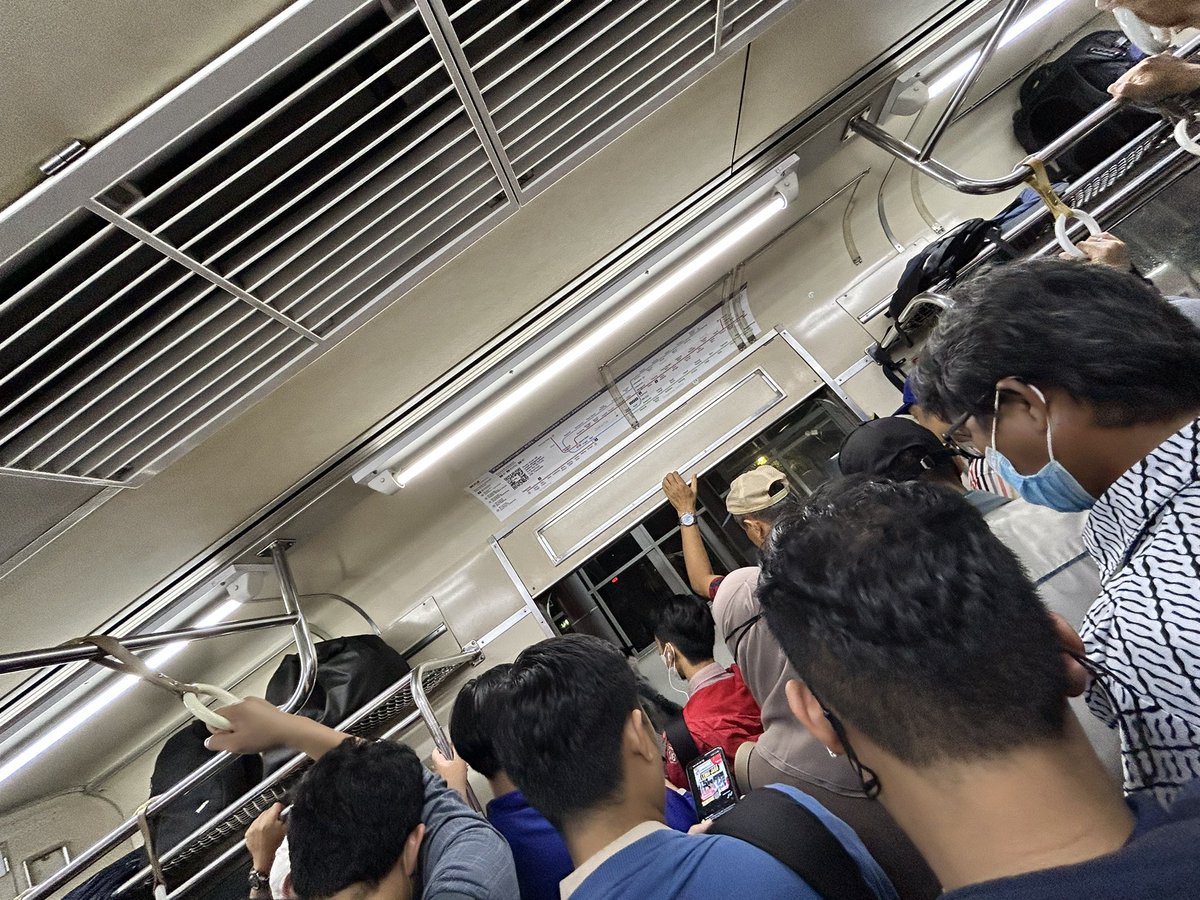 taufansone's tweet photo. dear @CommuterLine boleh kali untuk nextnya kereta kek gini dimodifikasi tambahin pegangangan... kalau lagi rame jam pulang gini mau pegangan keyakinan? sebagai makhluk yg gampang oleng kasian seblhku harus nahan beban, beban hidupnya udah banyak. Makasih sekali 🥲🥲 https://t.co/Os1zMFwczB