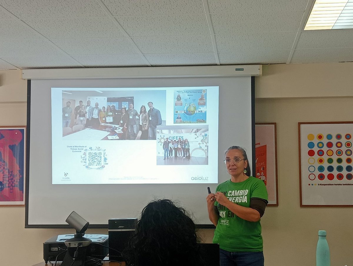 aeioLuz's tweet photo. Hoy gracias a @FEVECTA estamos dando formación al equipazo de profesionales de @ValenciaCaritas hablando de cambiar el modelo energético, de #corresponsabilidadsocial, de #derechoalaEnergia y de #TrabajosocialEcosocial…Gracias por confiar en @aeioLuz 🌍💚💪🏼 https://t.co/cYVFAOg7Td
