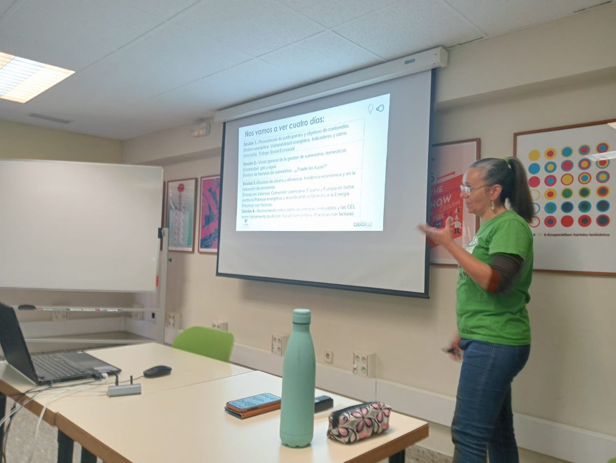 aeioLuz's tweet photo. Hoy gracias a @FEVECTA estamos dando formación al equipazo de profesionales de @ValenciaCaritas hablando de cambiar el modelo energético, de #corresponsabilidadsocial, de #derechoalaEnergia y de #TrabajosocialEcosocial…Gracias por confiar en @aeioLuz 🌍💚💪🏼 https://t.co/cYVFAOg7Td