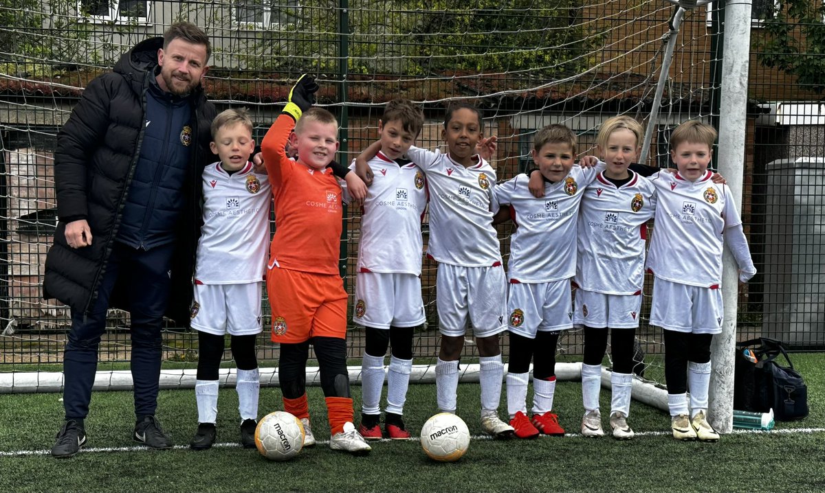 ⭐️ Our brave U8 team after winning the cup in a penalty shootout⚽️

Well done players, well done coaches, and applause to the parents for their support 👏👏👏

🔵⚽️🔴

@surreyfa @AkademiaWisly @WislaKrakowSA