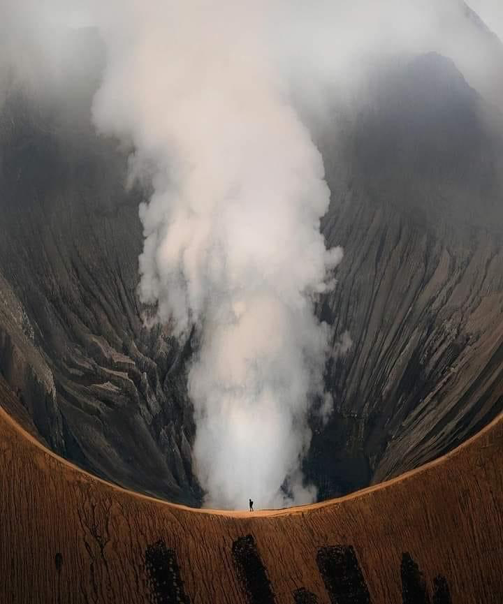 حجم الإنسان مقارنة بفوهة بركان جبل « برومو » بـ أندونيسيا، يصل إرتفاعه إلى 2300 متر. 🌋✨