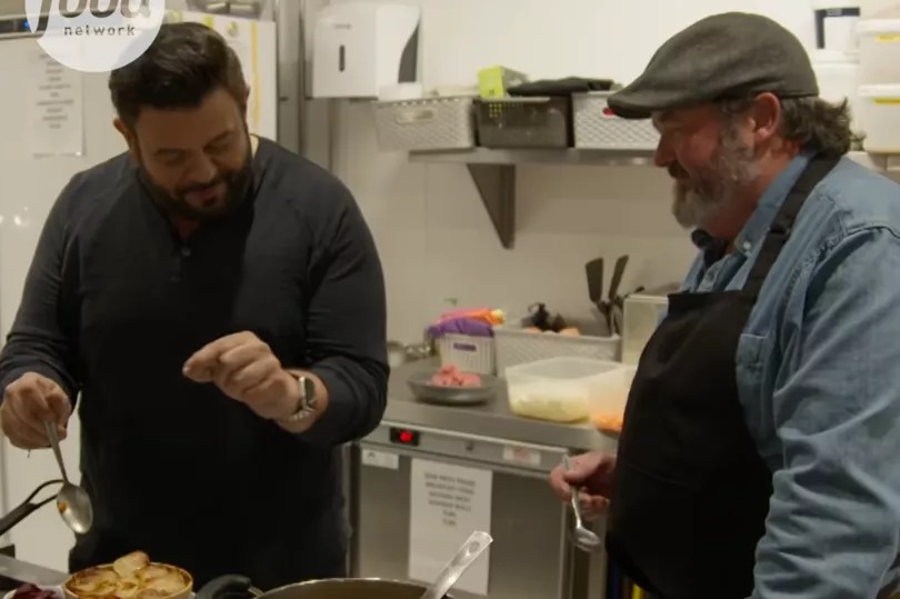 Man vs Food star Adam Richman wowed by 'best ever' Lancashire delicacy lancs.live/news/celebs-tv…