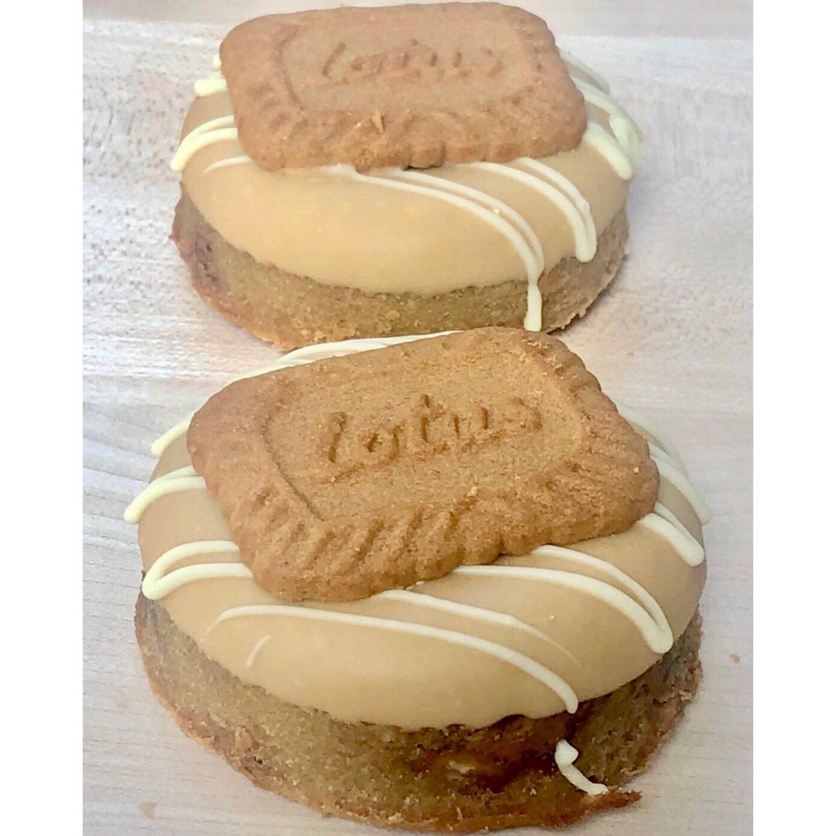 alwaystimefora's tweet photo. Blondnuts! A blondie in the shape of a doughnut. These are a great way of trying different flavours, as if you order 6 you can order up to 3 different flavours 👍🏻 DM me. #blondnuts #blondies #caramel #rolo #lemoncurd #biscoffspread #raspberryjam #jammiedodgers #homemade #moreish https://t.co/t6c8nQKX58
