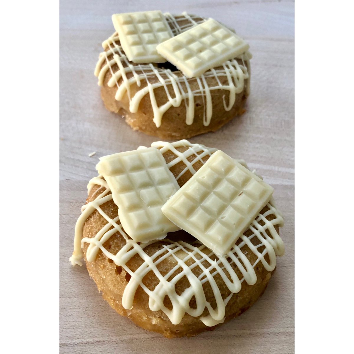 alwaystimefora's tweet photo. Blondnuts! A blondie in the shape of a doughnut. These are a great way of trying different flavours, as if you order 6 you can order up to 3 different flavours 👍🏻 DM me. #blondnuts #blondies #caramel #rolo #lemoncurd #biscoffspread #raspberryjam #jammiedodgers #homemade #moreish https://t.co/t6c8nQKX58