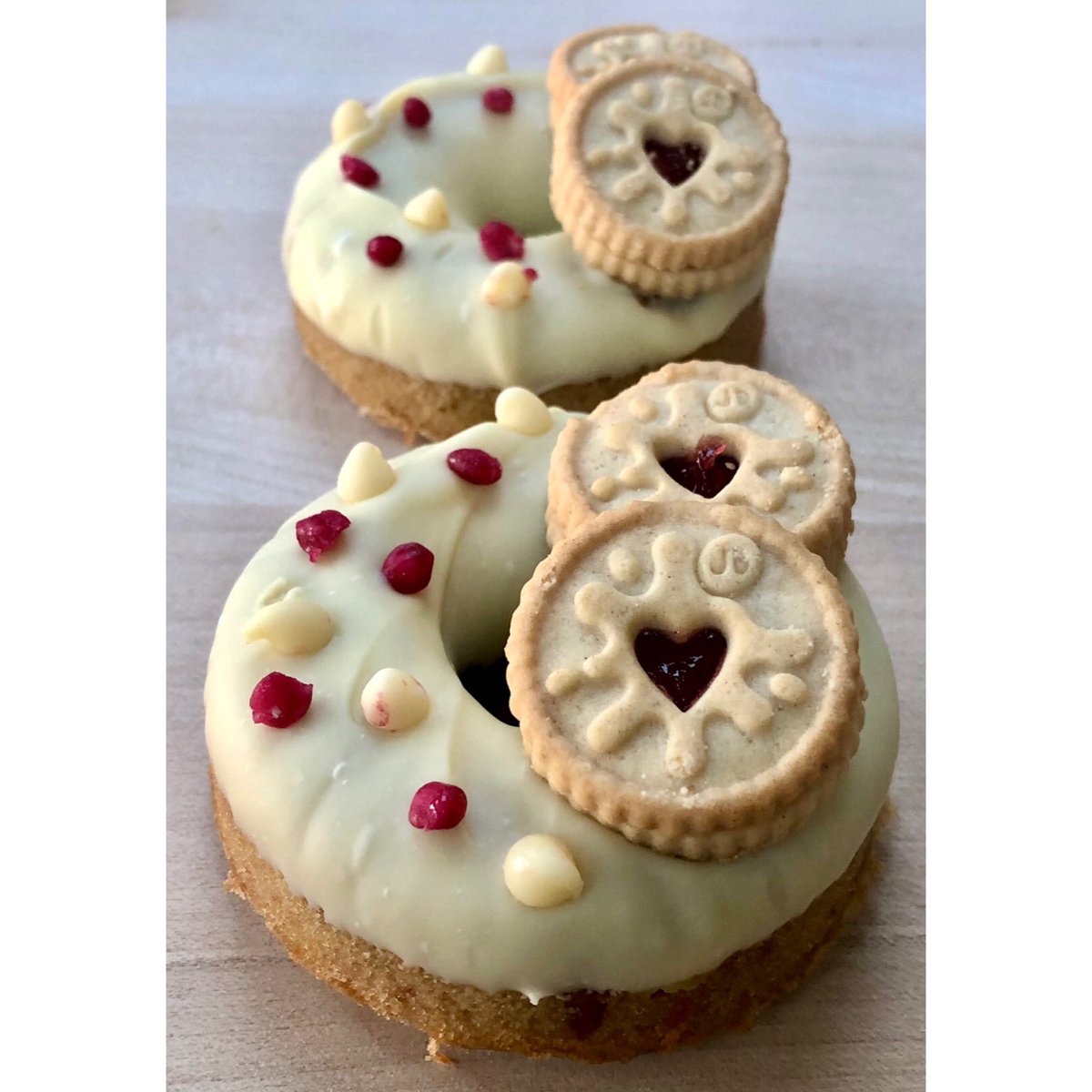 alwaystimefora's tweet photo. Blondnuts! A blondie in the shape of a doughnut. These are a great way of trying different flavours, as if you order 6 you can order up to 3 different flavours 👍🏻 DM me. #blondnuts #blondies #caramel #rolo #lemoncurd #biscoffspread #raspberryjam #jammiedodgers #homemade #moreish https://t.co/t6c8nQKX58