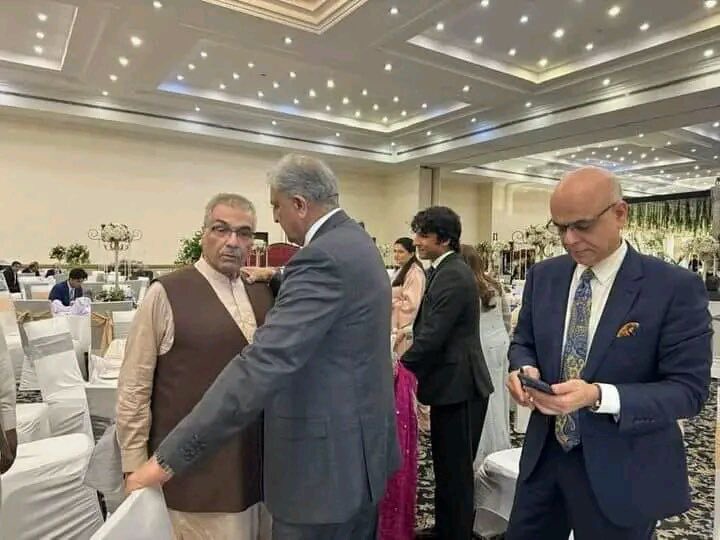 لوگ جن کے جوتوں کی قسمیں اٹھا کر اپنے معاملات طے کرتے تھے، آج وہ قبروں کی قسم اٹھا کر اپنی سچائی پر دلیل دے رہے ہیں۔ مسند پر بیٹھے بھول جاتے ہیں کہ 
Nobody stays on the other side of the table for too long