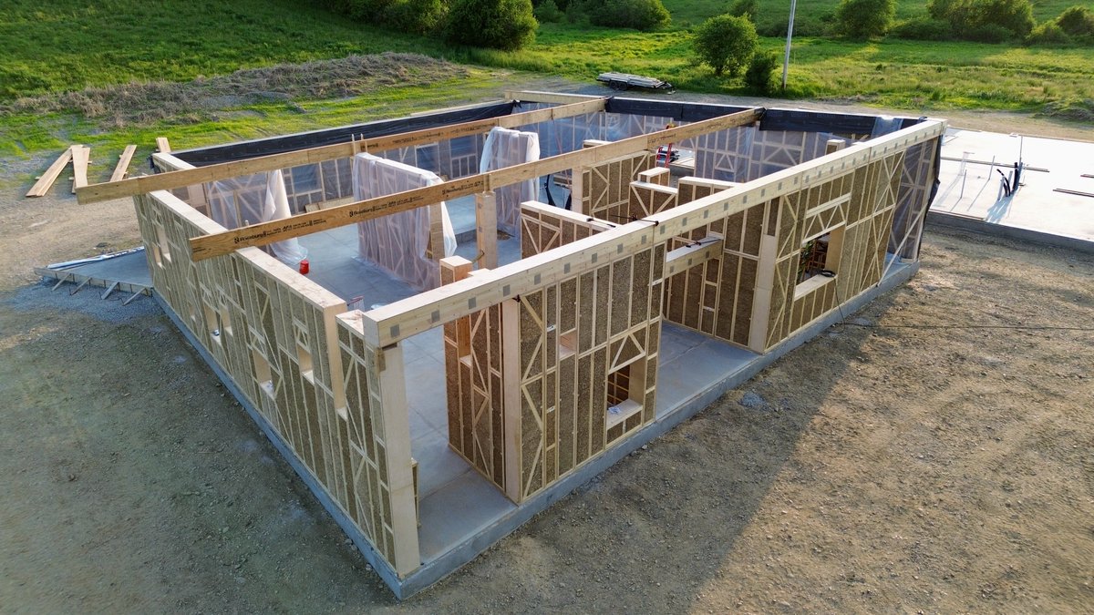 Namo Buddhaya 🙏 A Zen Buddhist straw temple is growing in the Hudson Valley, New York. A totally off-grid sanctuary made of bio-based materials.🌱 The pleasant indoor microclimate they create will be ideal for meditation.🧘