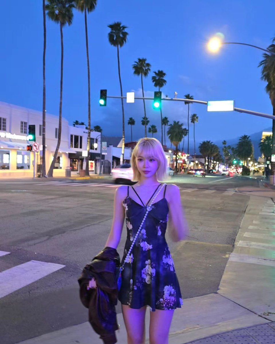 philophoubia's tweet photo. ㅤ

ᥫ᭡ 𖥻 𝑼𝒑𝒅𝒂𝒕𝒆  ۰ ໋࣭ヾ
⊹ ໋. ‧˚ California dreaming under the perfect state sky ✨  Feeling fabulous in my favorite dress and a classic brown leather jacket. Snapped a few pics to remember this magical moment. https://t.co/7j2CrTQjAu