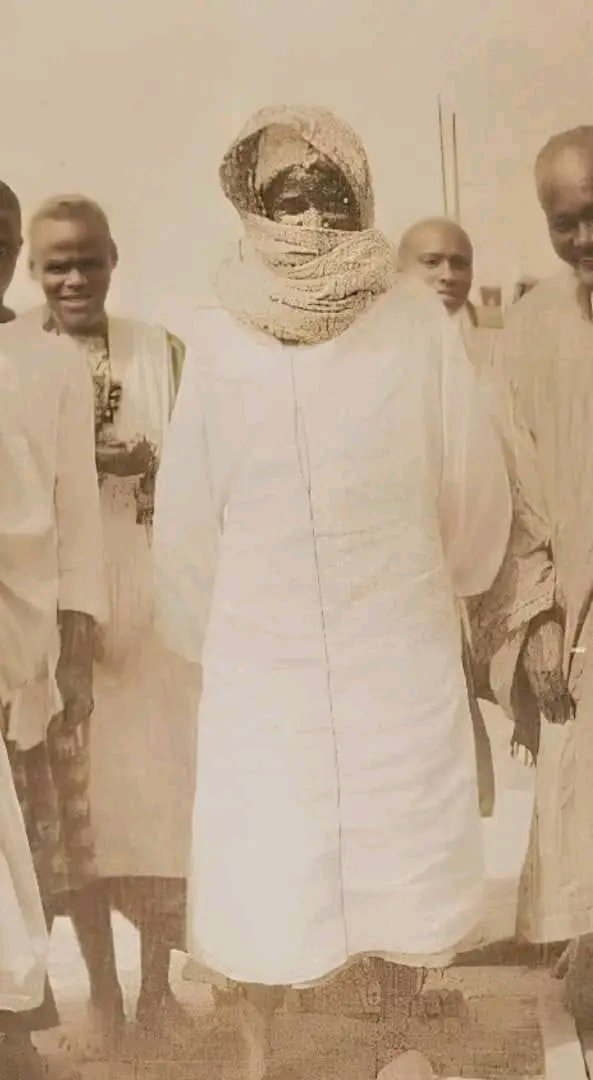 Serigne Touba a dit : «L'être humain se trouve entre deux compagnons : un ange et un diable. L'ange enregistre ses actions et le diable ne cherche qu'à détruire les bonnes actions.» ( Les voies de la félicité, le livre des sagesses célestes du Cheikh Ahmadou Bamba Mbacké