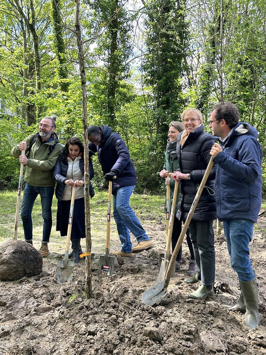 karinelalieux's tweet photo. 🌳 Très heureuse de célébrer l'agrandissement du parc de l'abbaye de #Forest et le transfert de responsabilité à @BelirisInfo pour le projet de redéploiement en pôle culturel grâce au projet ABY. Je suis fière que #Beliris y contribue financièrement et techniquement. https://t.co/58RKpT6W2R